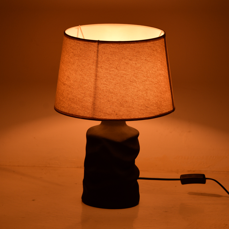 Επιτραπέζιο φωτιστικό Wabbi Inart Ε27 κεραμικό σε μαύρο-μπεζ απόχρωση Φ28x41εκ